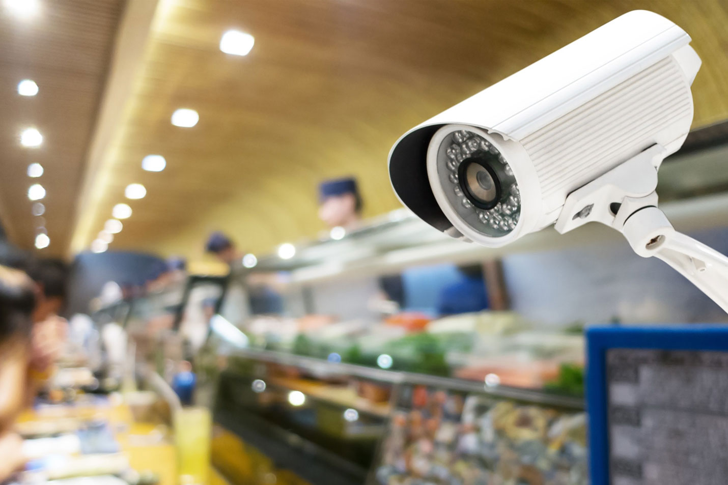 Как контролировать кассу с помощью камеры слежения?