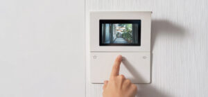 Видеодомофон или видеоглазок – что выбрать?